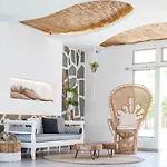Malibu Boutique & 4*